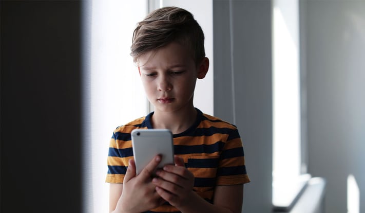 Sicurezza online: come proteggere bambini e adolescenti dai pericoli sui social network